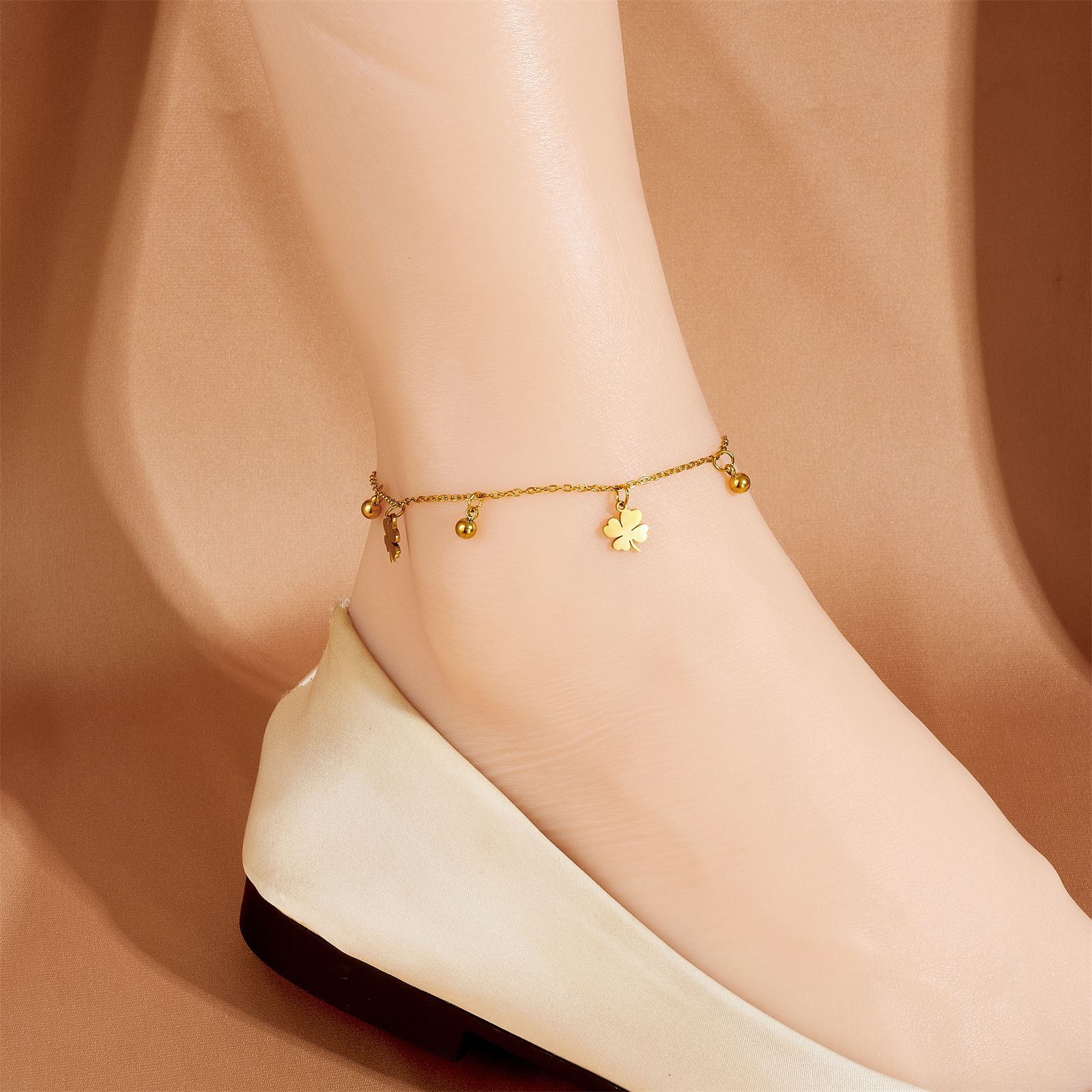 [Total cuerpo de acero de titanio] acero de titanio de titanio dorado cuatro hojas pulseras de tobillas de estilo europeo y americano para mujeres pulseras de lujo ligeras de color chapado