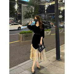 大码法式时髦丝绒连衣裙女春季赫本风小黑裙胖MM遮肚显瘦气质裙子