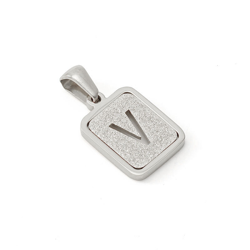 Nueva moda de acero inoxidable letra inglesa colgante de fábrica al por mayor carta prensada en arena titanio acero 18K Commuter todo partido