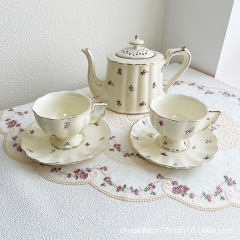 ヨーロッパ式の小さい清新な砕花は金のコーヒーの杯の皿のイギリス式の午後のお茶の杯のセットの陶磁器のティーポットのコーヒーポットを描きます。