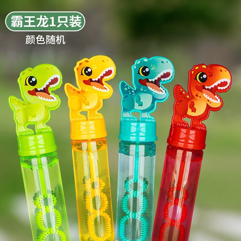 Varita de burbujas de panda de dibujos animados para que los niños la sostengan y hagan burbujas al aire libre en el parque.