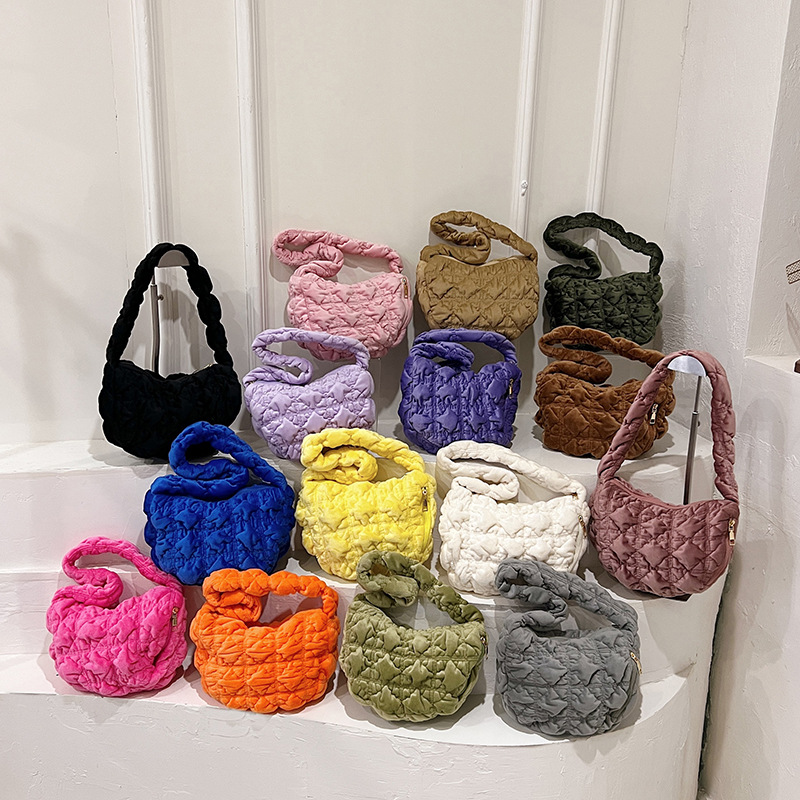 Nuevas nubes plisadas envuelven a las mujeres han bangchao nicho terciopelo envuelve albóndigas casuales envueltas en moda envueltas en un hombro y axilas