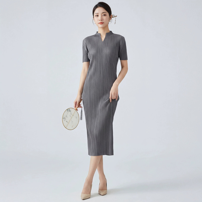 National Style Textured Pleated Cheongsam Dress with Stand Collar, V-Neck, Short Sleeves, Slim Fit, Solid Color, Slimming, Commuter Style, Mid-Length Dress