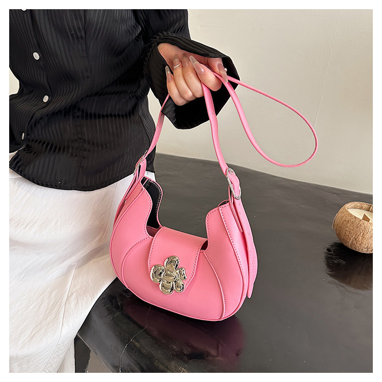 Women's Medium Pu Leather Solid Color Streetwear Pillow Shape Magnetic Buckle Crossbody Bag display picture 4