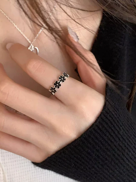 Black ring, flowered