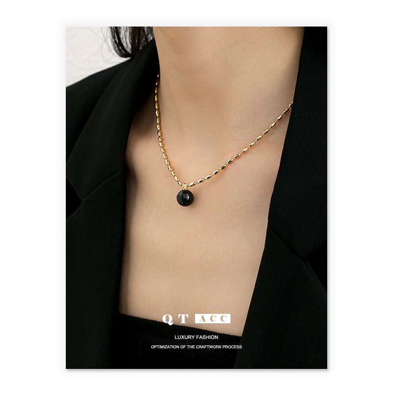 Europa y América de moda exquisita colgante de ágata negro cadena de clavícula simple collar de cruz versátil nuevo collar de suéter otoño invierno