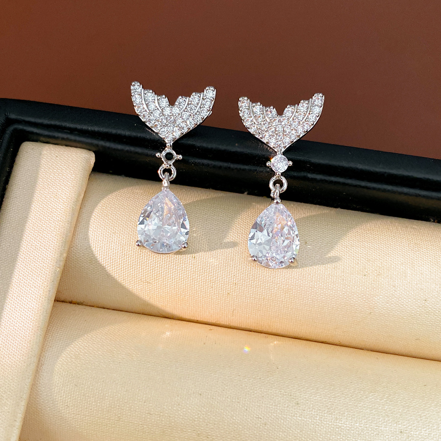Agujas de plata de piedra de piedra de cauda de pescado gota de agua temperamento exquisito personalidad pendientes de nicho ligero lujo alta sensación de auriculares al por mayor