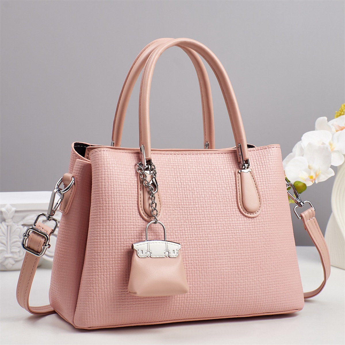 Bolso bandolera de un solo hombro bolso femenino 2025 nuevo bolso cuadrado portátil de mediana edad de moda para damas de cercanías