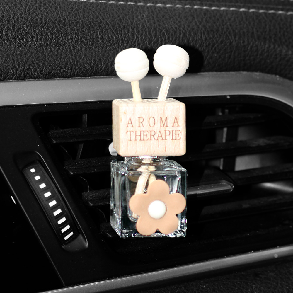 La botella vacía de perfume de la salida de aire del automóvil se puede llenar por sí misma. El aceite esencial de aromaterapia del automóvil se puede volatilizar y expandir la fragancia.