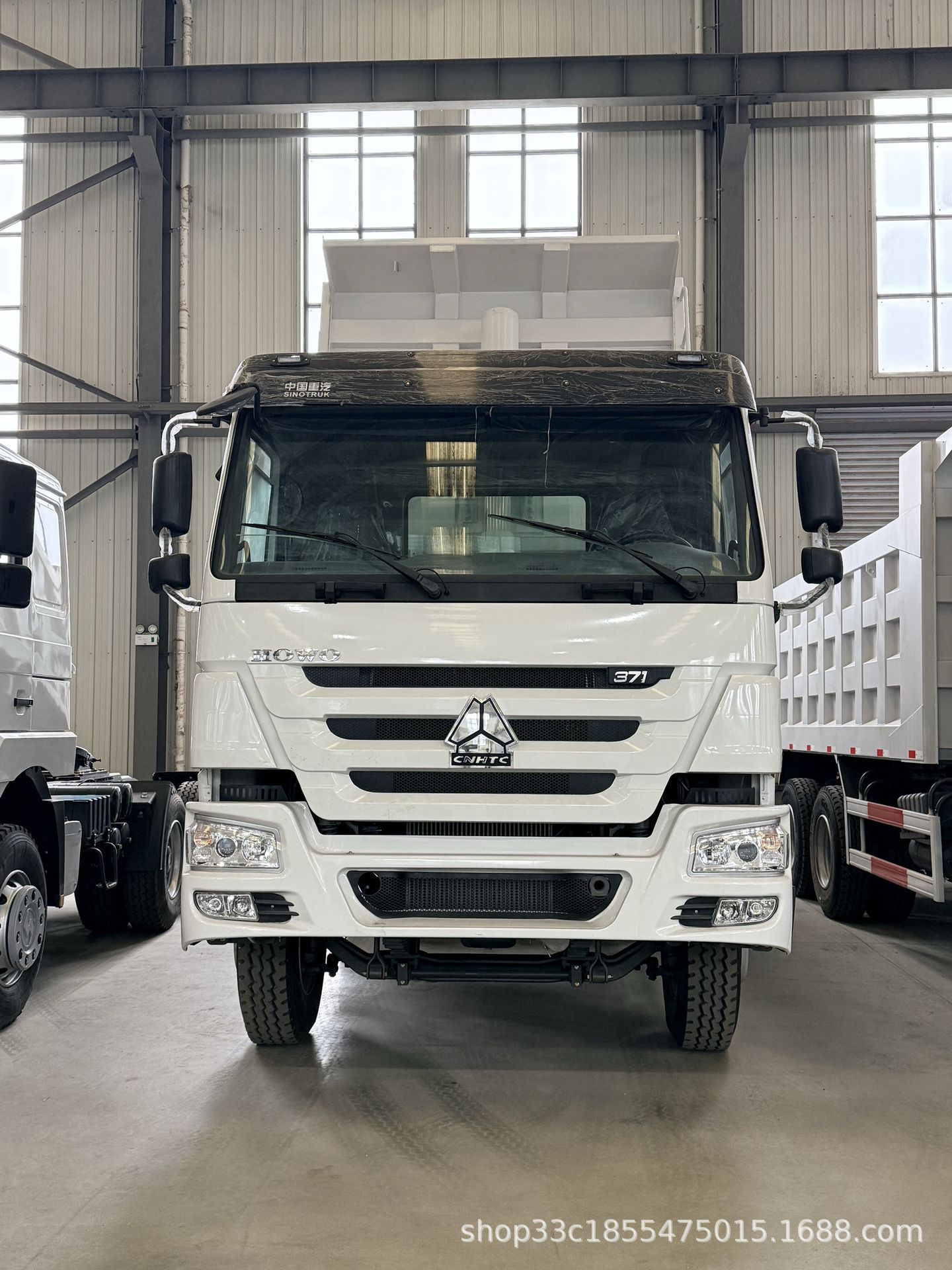 Cross-border export of HOWO 10-wheel dump truck with 371 horsepower for mining and soil transport, direct supply from the manufacturer