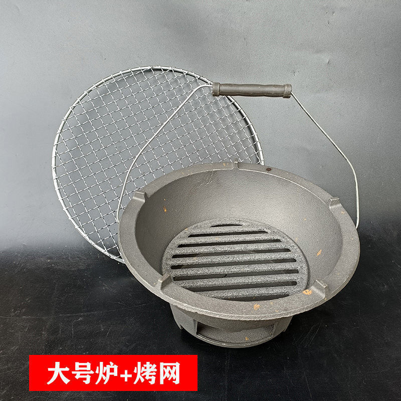旧式の炭炉の炭素ストーブの家庭用の焼き火は鍋のスープを暖めます。|undefined