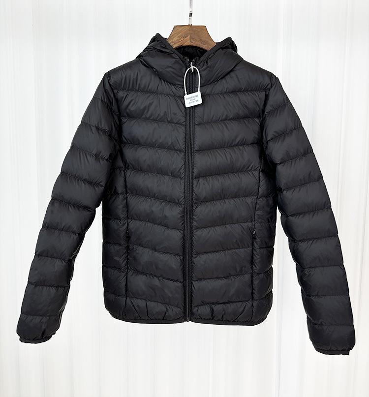 Chaqueta de plumón ligera para mujeres otoño y invierno 2025 nueva chaqueta de plumón de costillas con capuchón corto conveniente para almacenar chaqueta pequeña