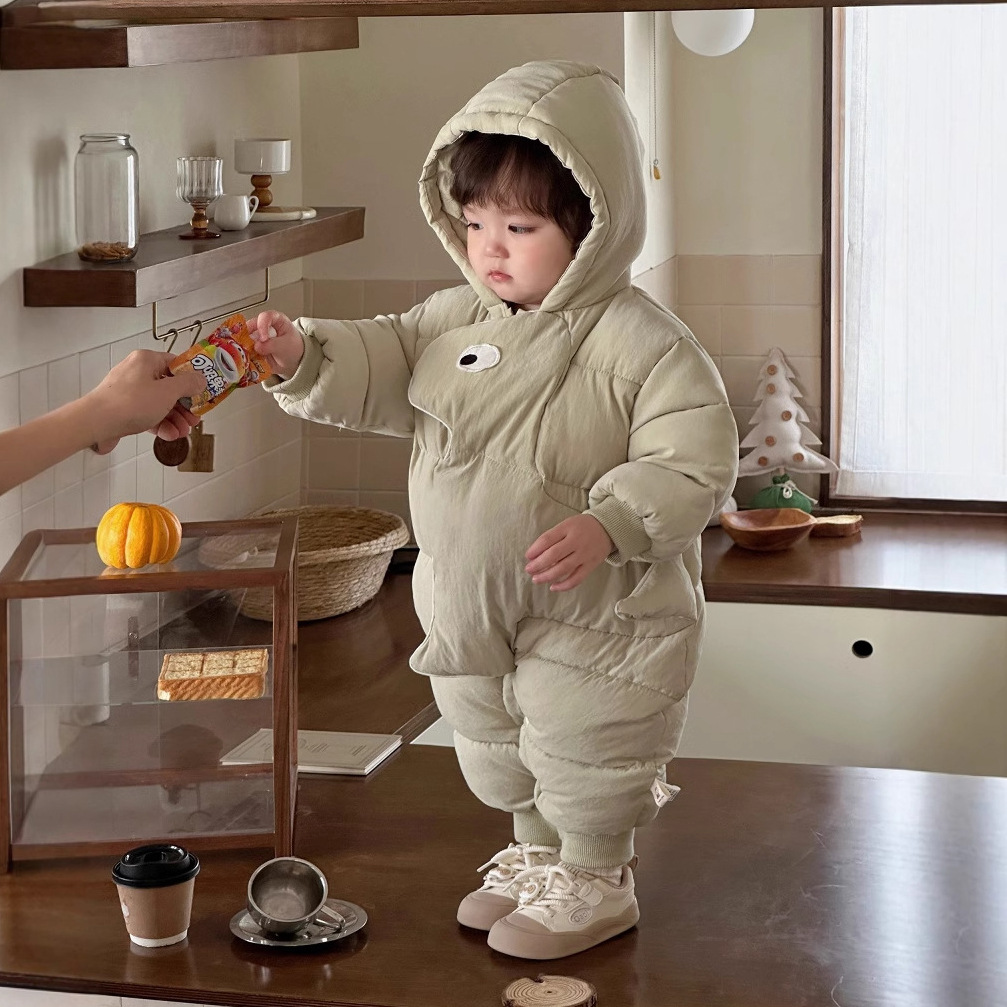 Invierno 2024 nuevo producto mono para bebé masculino ropa de salida acolchada gruesa mameluco tapeta de dibujos animados pequeño traje de arrastre de dinosaurio