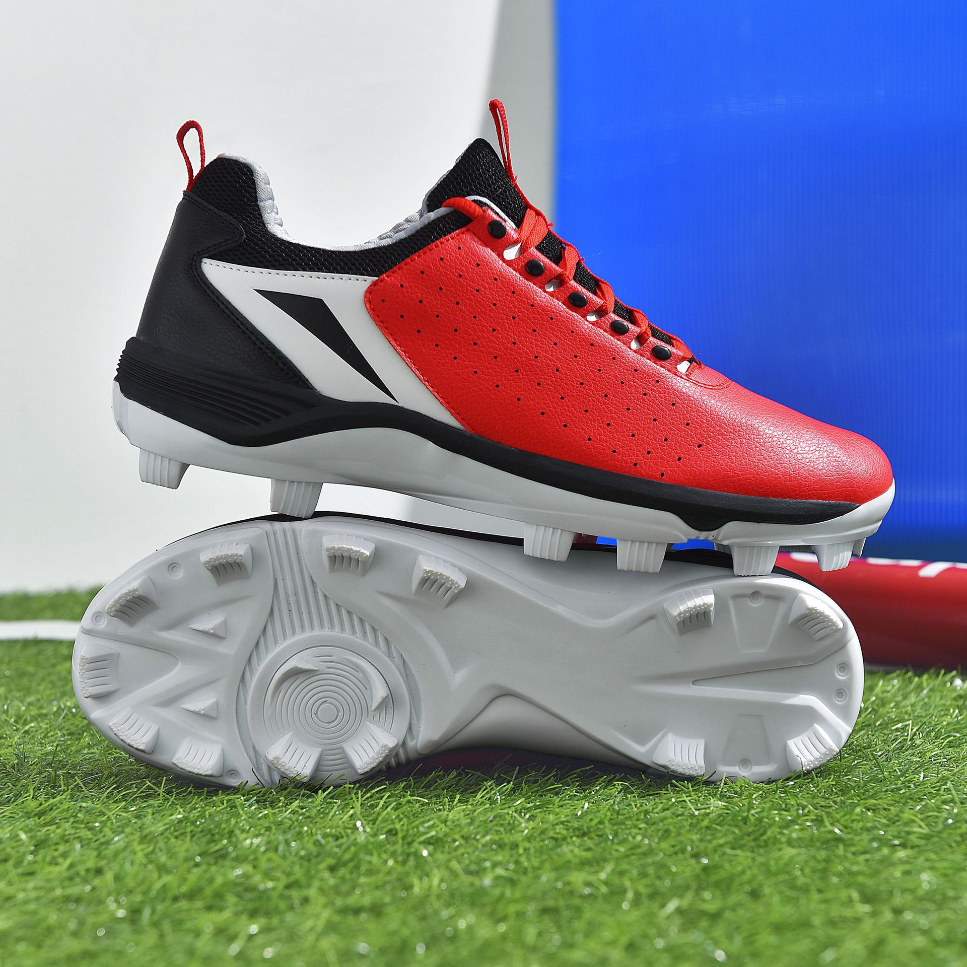 Baseball shoes for men with fixed cleats, professional softball shoes for teenagers, rubber soles, and cleats for school teams.