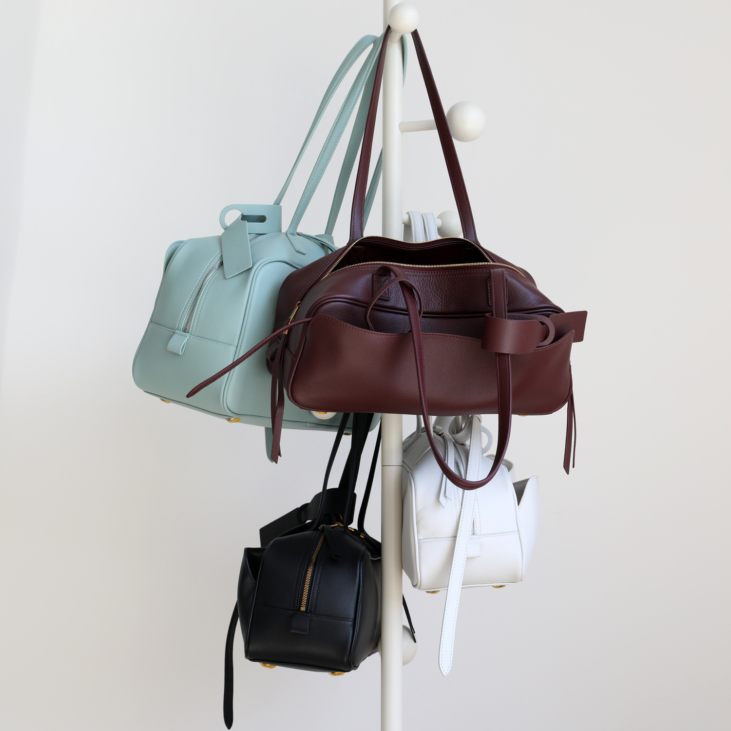 First-Layer Cowhide Bowling Bag Pillow Underarm Bag, Direct Supply from the Manufacturer, Large Capacity Commuter Handbag for Women