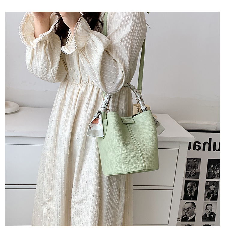 Frau Mittel Pu-Leder Einfarbig Vintage-Stil Klassischer Stil Eimer Schnalle Eimertasche display picture 7