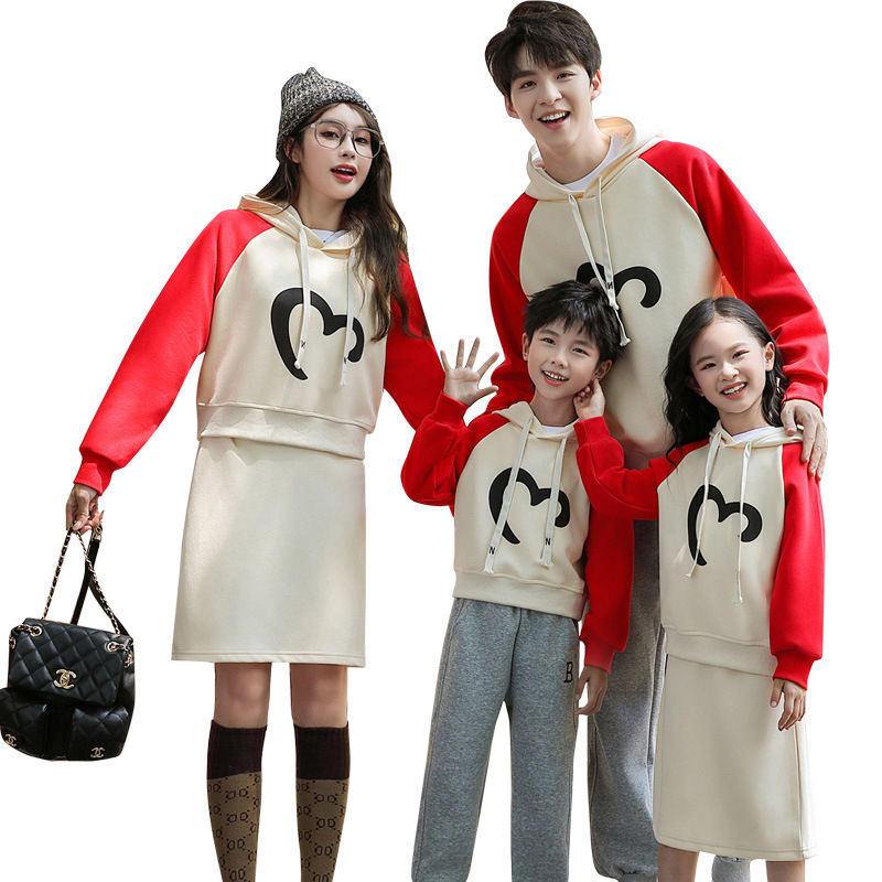 En stock 2023 nueva ropa roja para padres e hijos otoño e invierno suéter engrosado con forro polar una familia de tres encapuchados decoración del hogar completo