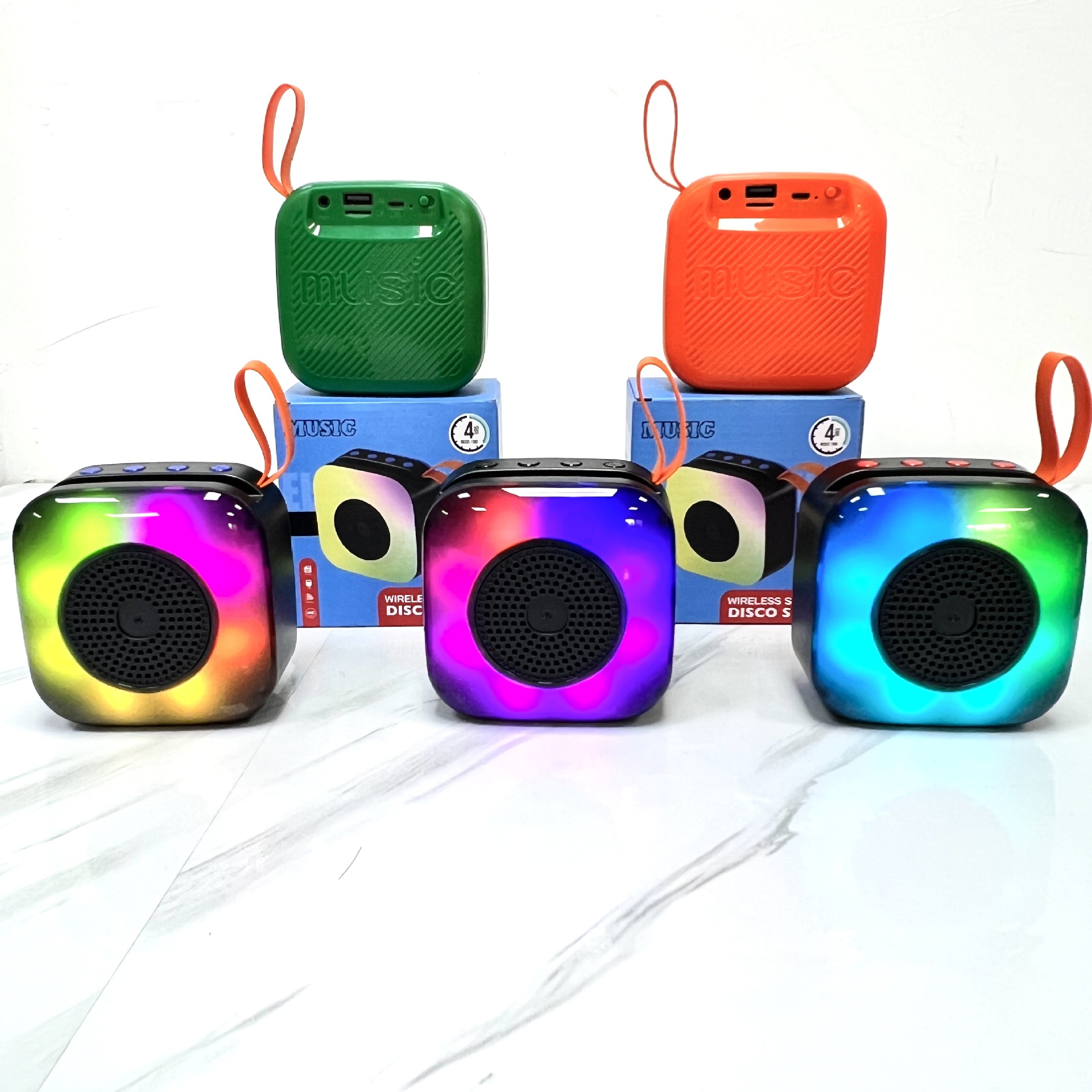 Altavoz pequeño con colgante para ciclismo, subwoofer Bluetooth, altavoz inalámbrico para exteriores con tarjeta insertable, luz colorida, reproductor multifuncional para el hogar