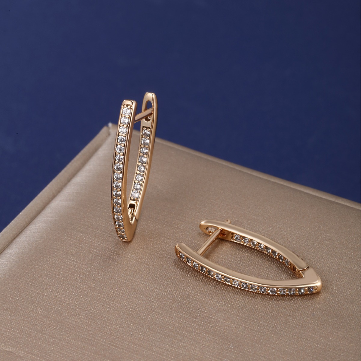 Xuping aretes rusos simples en forma de V lujosos de alto nivel, ligeros, pendientes transfronterizos europeos y estadounidenses, pendientes personalizados para mujeres.