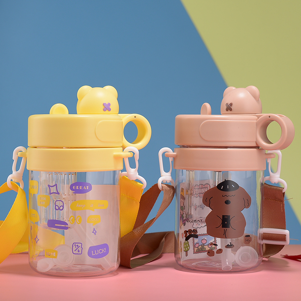 Taza de agua con diseño de cabeza de oso, taza de dibujos animados de gran capacidad, doble pajita para beber, taza deportiva con correa.