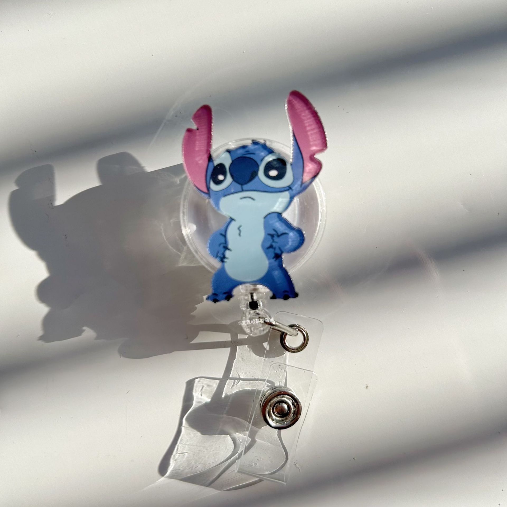 Fácil de tirar de la hebilla retráctil nuevo cartón de dibujos animados enfermeras tarjeta de pecho certificados de trabajo colgante clip de sujeción logotipo especial fácil de tirar