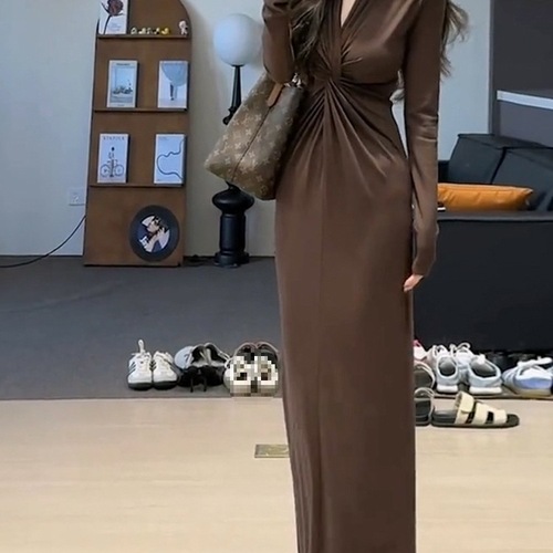 French-style knotted V-neck long-sleeved dress—youthful, early-autumn, high-end, sexy, slimming, figure-flattering, hip-hugging maxi dress.