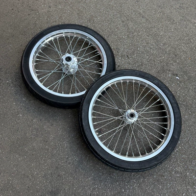 Motorcycle wheel hub with 70/90-17 front and 80/90-17 rear