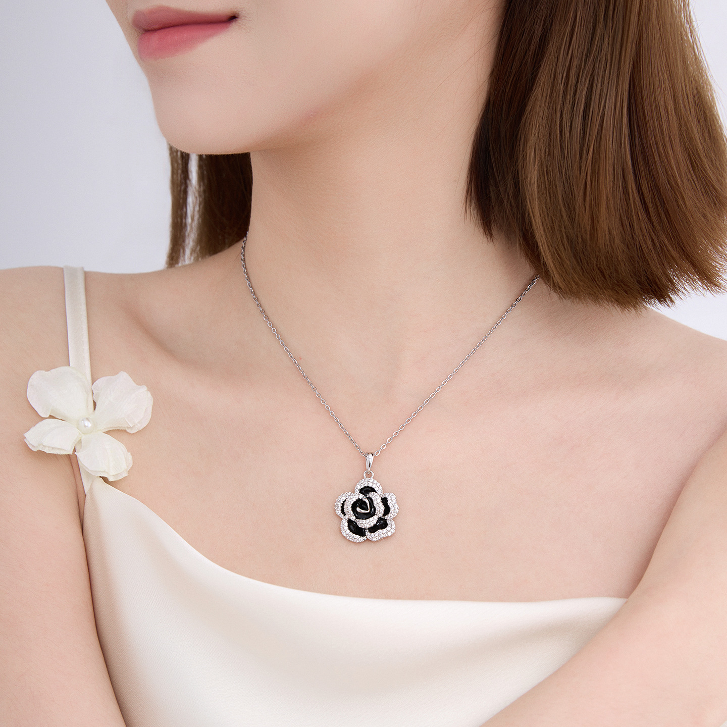 Xuping nicho de moda diseño negro camellia collar de verano fragante ligero esmalte collar de mujer al por mayor