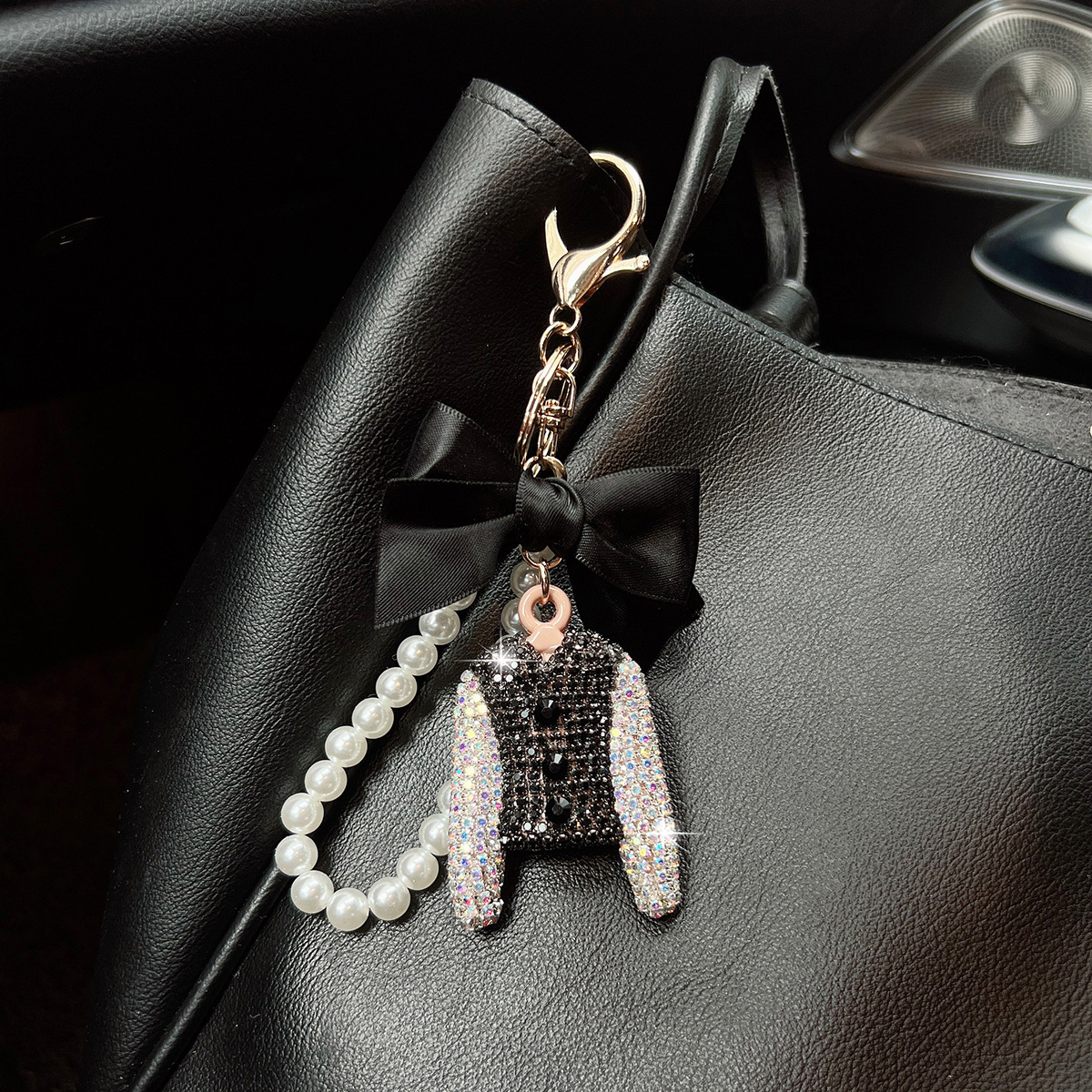 Versión coreana del lazo Llavero de ropa de diamantes completos Llavero de coche de diamantes flash creativo Colgante de bolsa de cadena de perlas de alto brillo