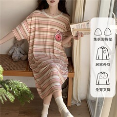 夏の日は冷たい感じがします。半袖のパジャマです。