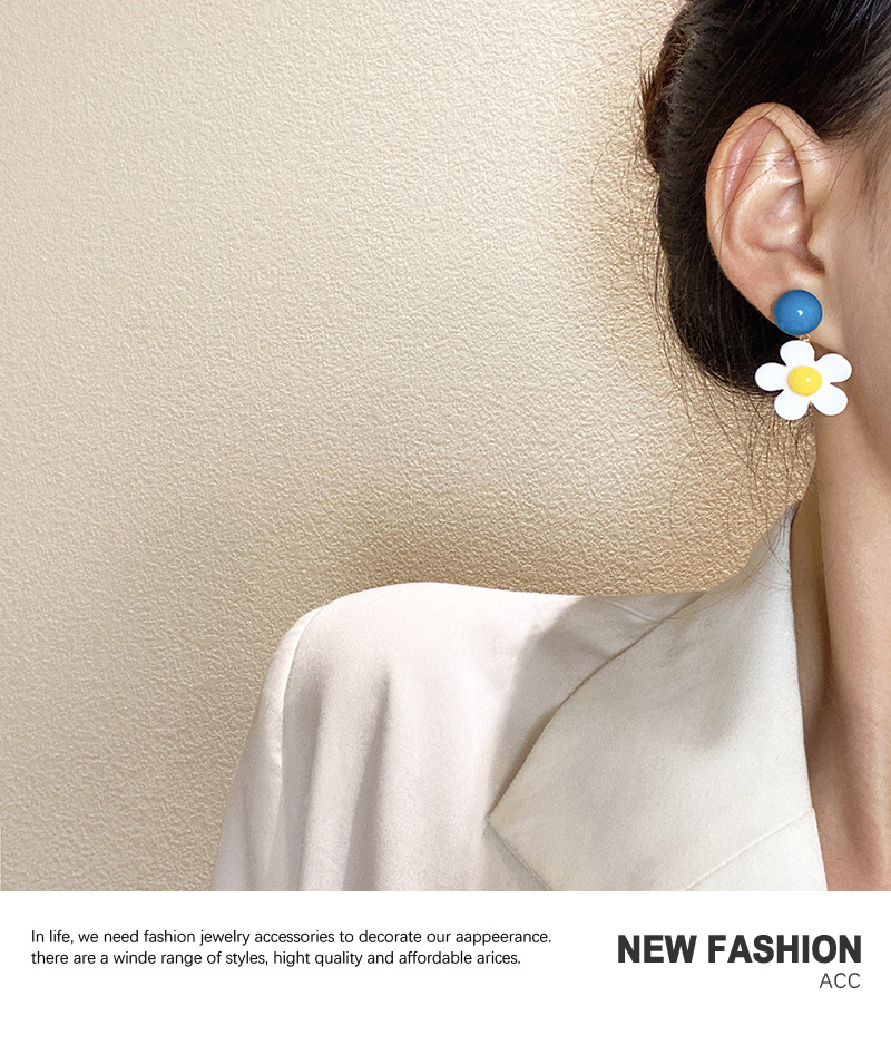 Fashion Simple Geometric Fashion Daisy Earrings Temperament Ear Jewelry display picture 4