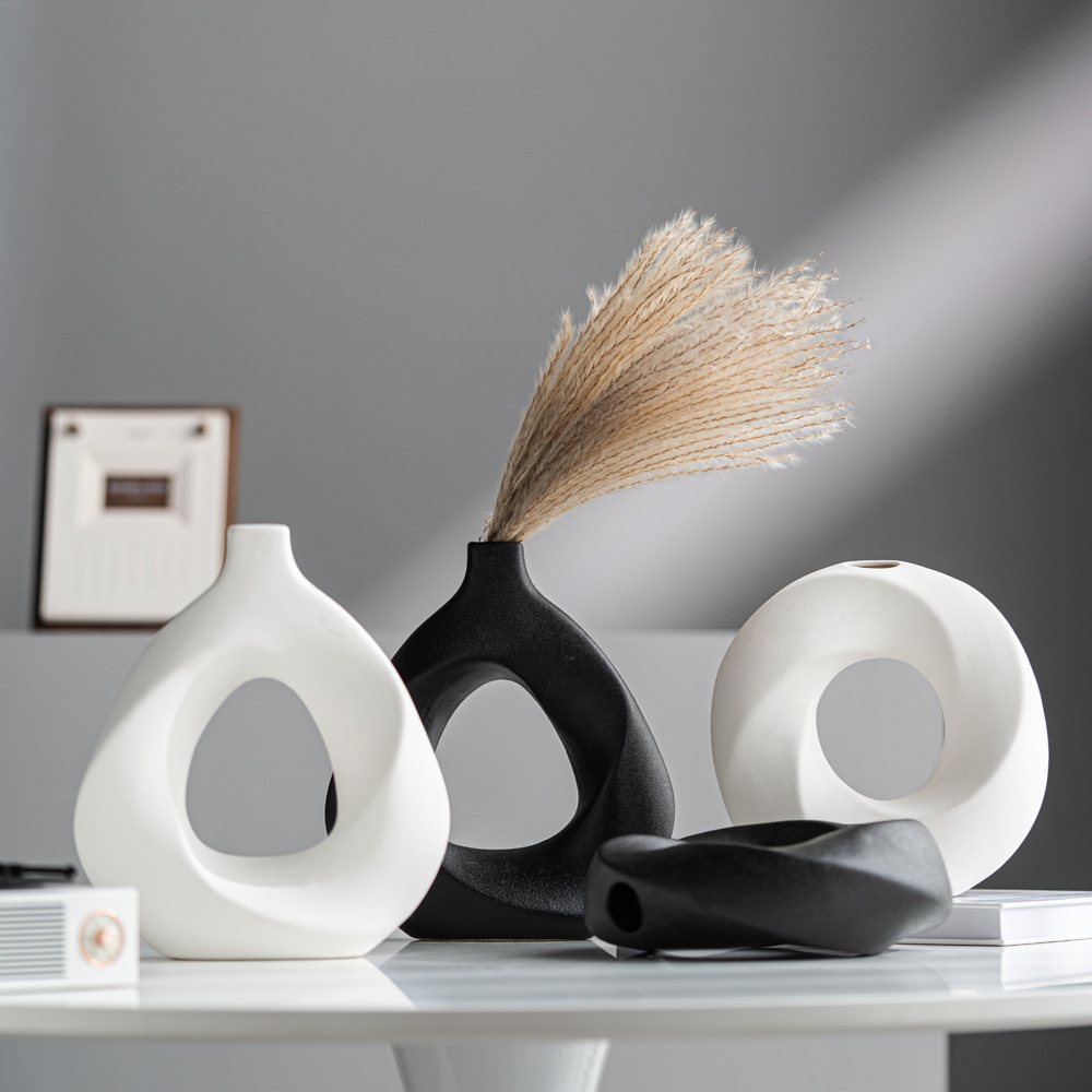 Nuevo jarrón de cerámica de bobina triangular de alto nivel de sensación de flor enchufe SHIN TEMU decoración de escritorio transfronteriza al por mayor