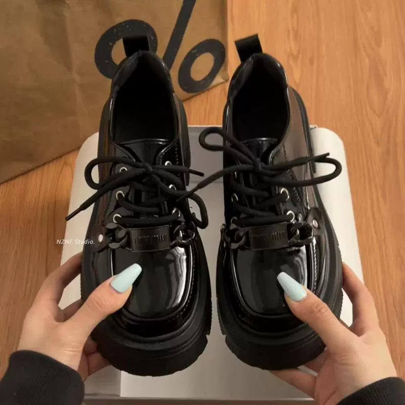 Черные маленькие кожаные туфли JK женские британские ветры увеличены на толстом дне 2024 новые весенние и осенние дикие ретро одиночные туфли Lefu