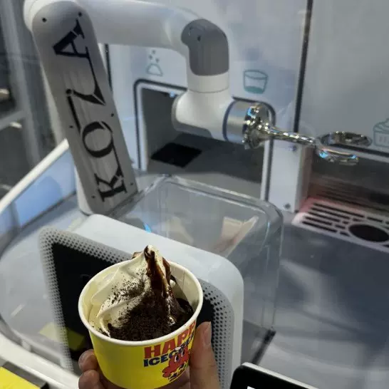 雪糕机冰淇淋机 六轴机器人 冰淇淋贩卖机 会做雪糕的机器人