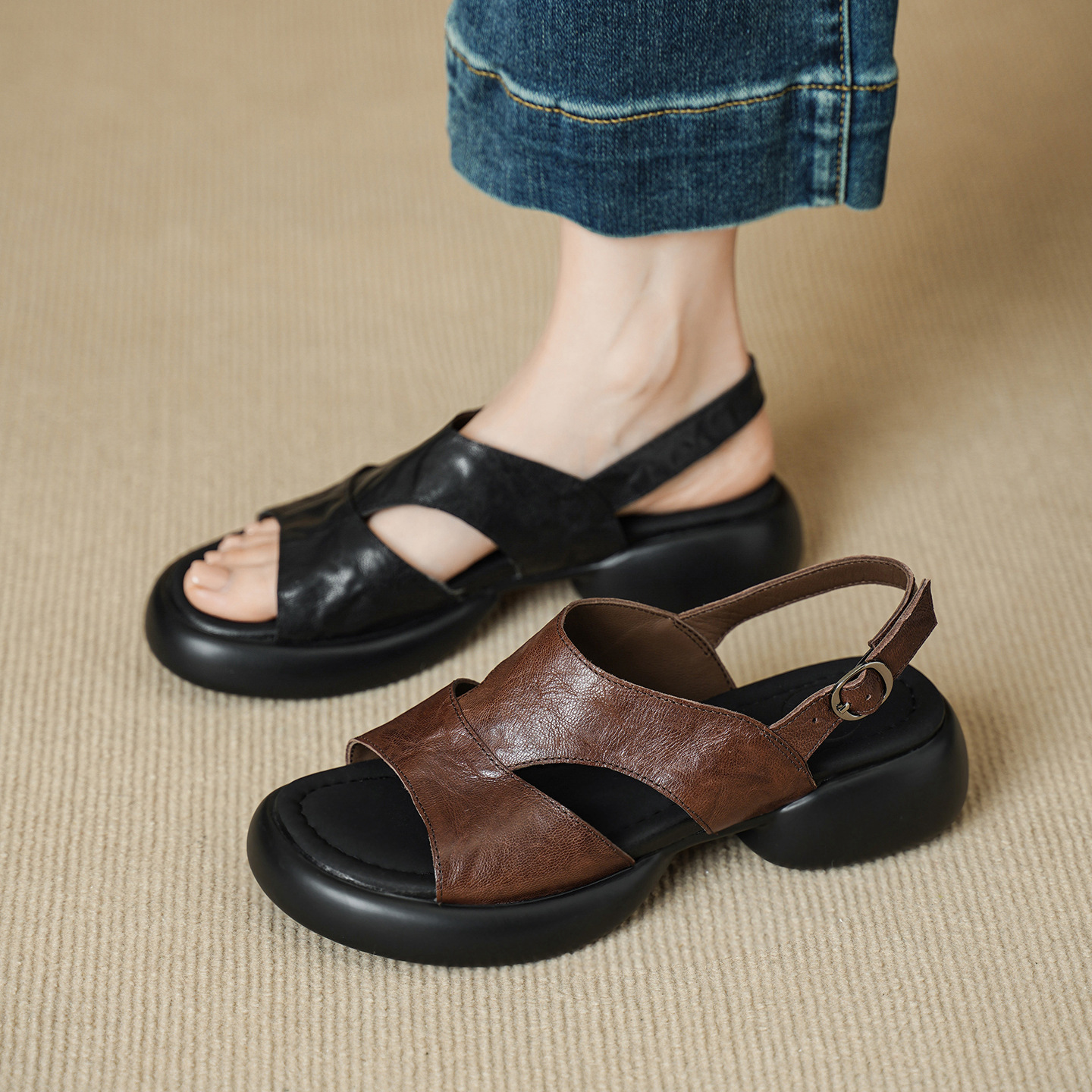 Sandal nữ hở mũi đế dày 4 cm da cừu quai chữ T khóa — màu nâu
