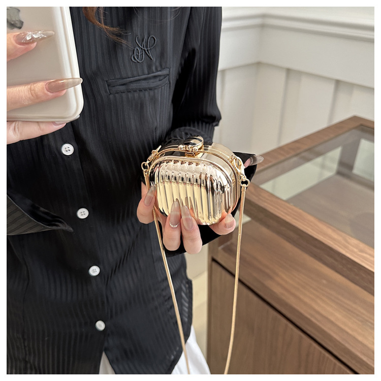 Women's Mini Arylic Solid Color Elegant Vintage Style Square Lock Clasp Shoulder Bag display picture 12