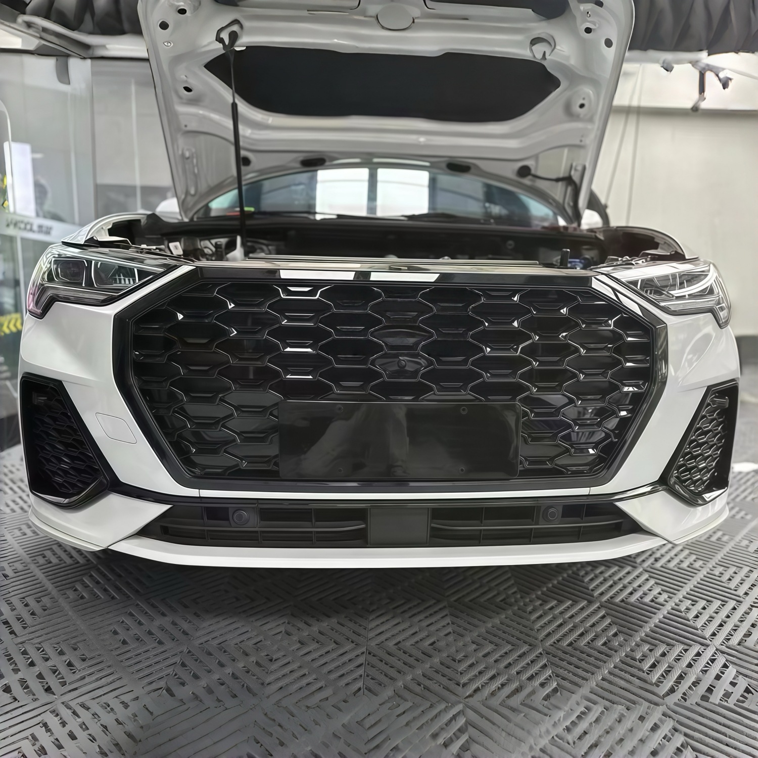 19-23 Models Are Suitable for Audi Q3 Modified Grille, Rsq3 Grille, Honeycomb Grille with Four-Wheel Drive Grille