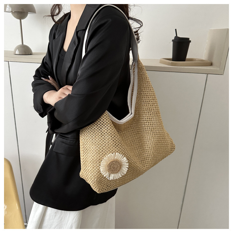 Women's Large Straw Flower Vacation Magnetic Buckle Underarm Bag display picture 10