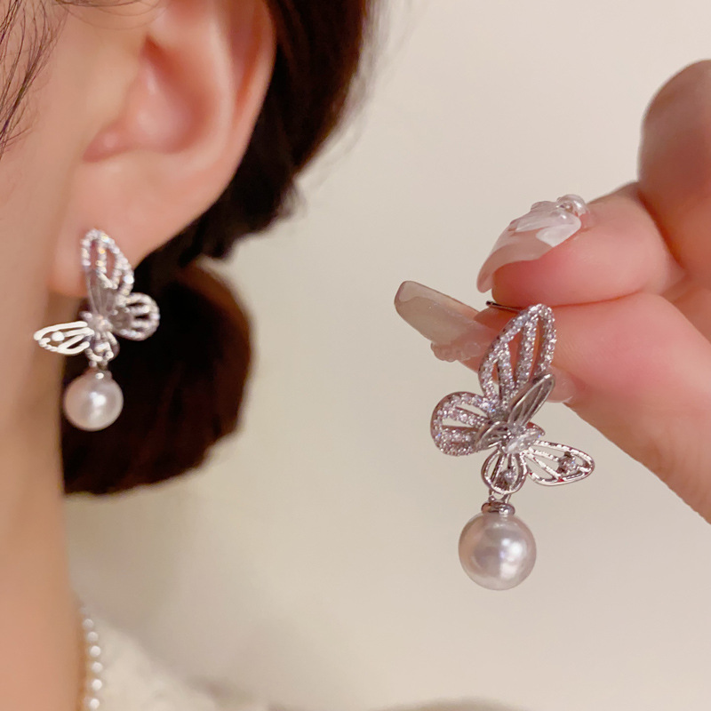 Orecchini pendenti farfalla perla e zircone con perno argento_voghion.com