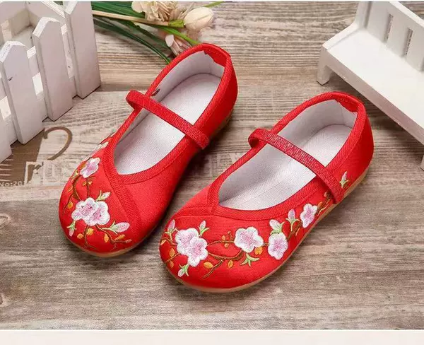 Red embroidered shoes (standard size)