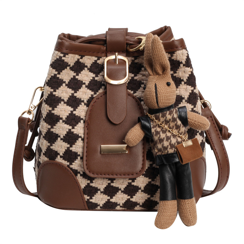 Nicho de diseño retro bolsa de rombo bolso de las mujeres 2023 nuevo de alto grado sentong Qin bolsa de mensajero bolso de cubo de moda todo fósforo