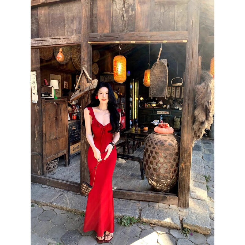 A Sweet Peach-Colored V-Neck Summer Dress with Suspenders for Women, Very True to the Color, Slimming and Flattering