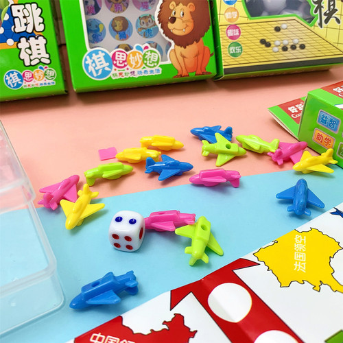 Children's leisure and entertainment set includes Gomoku, animal chess, hopscotch, beginner's table interactive game chess, flying chess