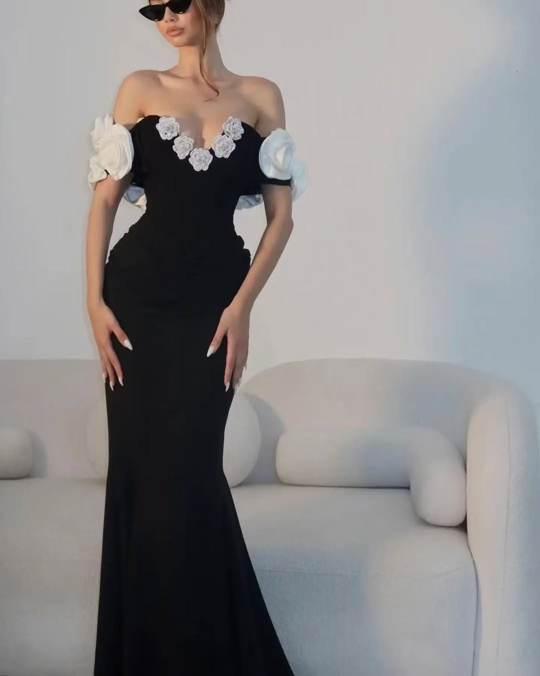 Elegant Fitted Strapless Long Dress Style Floral Embellishments Sleeveless Off-Shoulder Women's Dress_ecoleips.com