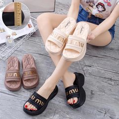 2024厚い底のサンダルの女性の夏の外は立体のアルファベットの平底のファッションネットの赤いビスケットの厚い底の1字のスリッパを着ます。