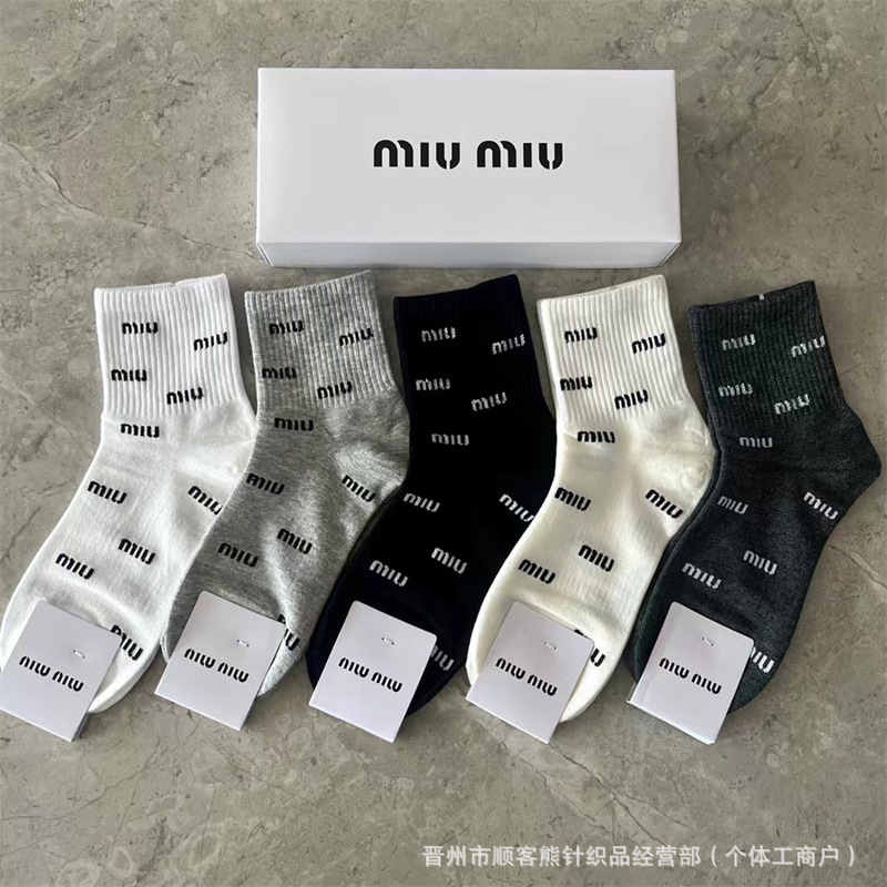 新製品 miumiu 綿靴下箱入り 5 足ミッドチューブレディースソックス水玉文字トレンディソックスシンプルでファッショナブルな外国貿易靴下|undefined