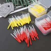 Корректирующая чистка зубные щетки разбросанные бытовые пластиковые зубочистки чистящие зубные щетки пятно обработанные зубные щетки межзубные щетки