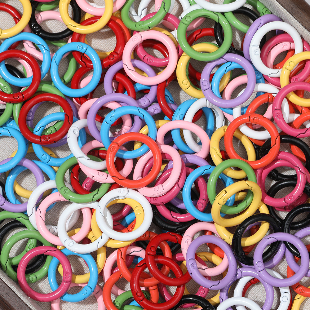 Suministro directo de fábrica macron multi-color pintura anillo de resorte de aleación anillo abierto redondo pequeña hebilla redonda accesorios de joyería al por mayor