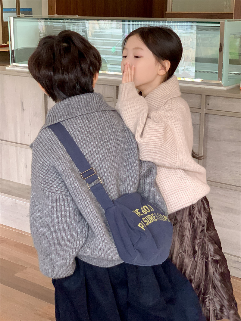 Versão coreana do suéter masculino e feminino 2023 outono/inverno novo cardigan de malha grossa infantil estiloso para bebês_voghion.com