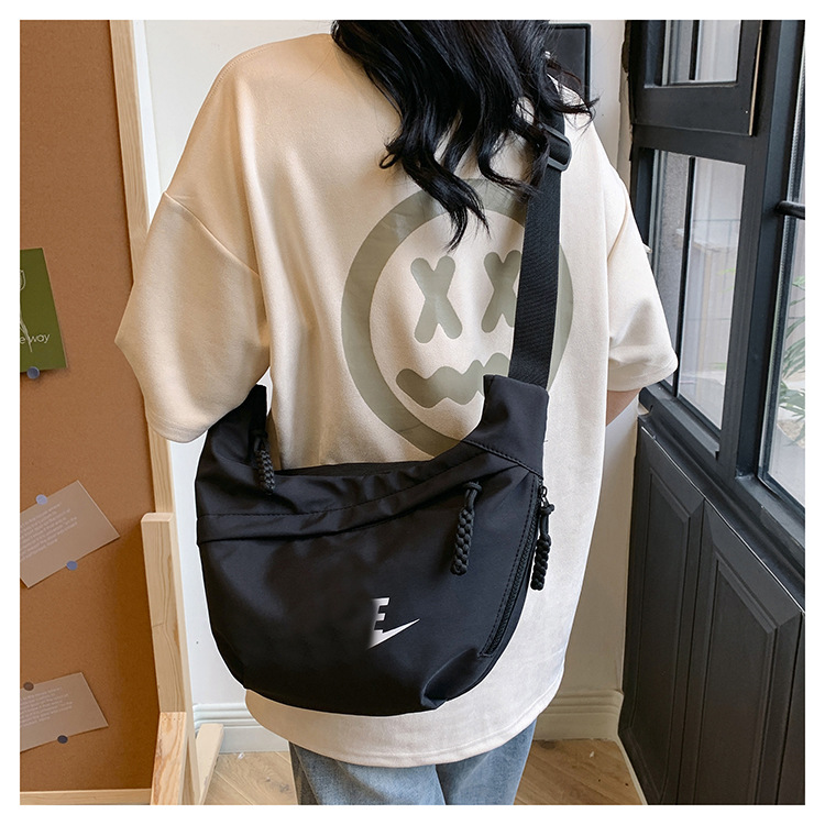 새로운 야외 스포츠 캔버스 SATCHEL 대용량 자동차 스티치 남성 크로스 바디 백 인쇄 편지 로고 어깨 가방